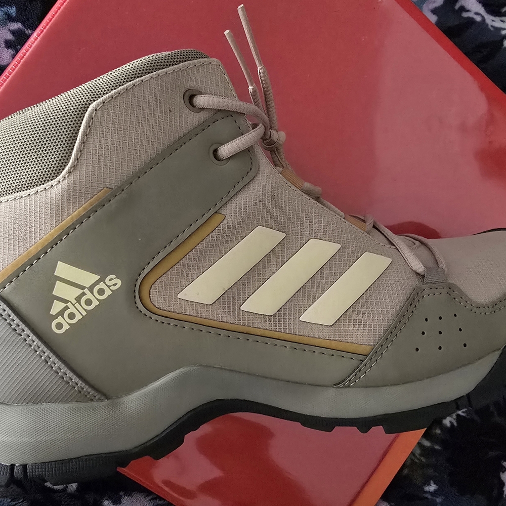 💥Sold💥Adidas Tan and Green Hiking Boots with Ankle Support